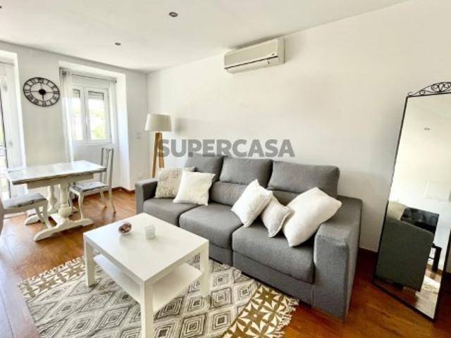 Charmoso T1 Renovado com Varanda e Excelente Luz Natural em Alcântara