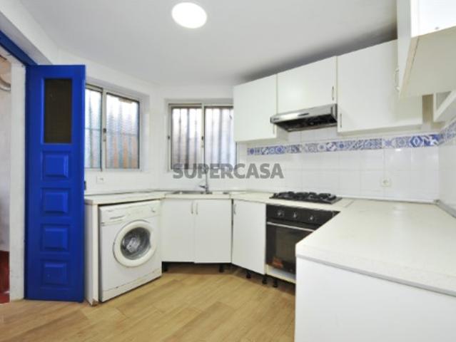Charmoso Andar de Moradia T2 com Logradouro no Bairro do Alvito