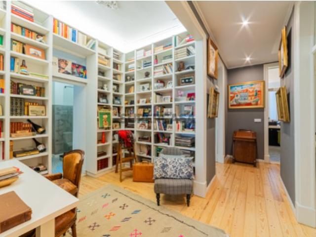Charmoso apartamento T3 com 134m2 localizado em Campo Ourique