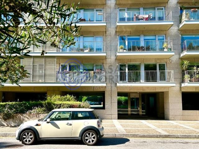 Charmoso apartamento T4, com vista mar, varandas, lazer completo, 2 garagens e 254m2 de área total