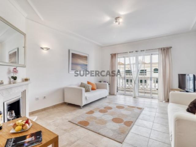 Charmoso Apartamento de 1 quarto inserido numa urbanização tranquila, muito bem localizado no centro da Aldeia de Conceição, a uma curta distância a pé da estação de comboios, a 2 km da encantadora Ria Formosa / Marginal de Cabanas de Tavira e apenas a 1 km do campo de golfe de renome Benamor