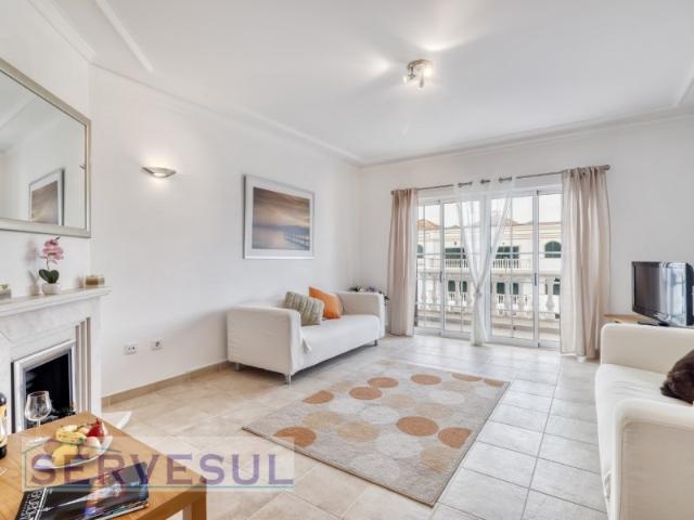 Charmoso Apartamento de 1 quarto inserido numa urbanização tranquila, muito bem localizado no centro da Aldeia de Conceição, a uma curta distância a pé da estação de comboios, a 2 km da encantadora Ria Formosa / Marginal de Cabanas de Tavira e apenas a 1 km do campo de golfe de renome Benamor