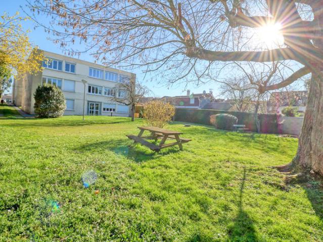 Charmant 2 pièces au calme 45 m² avec parking et cave à 600 m du RER B