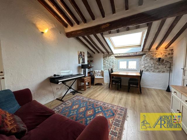 Charmant 2 pièces au dernier étage avec mezzanine situé dans. 38m² Antibes