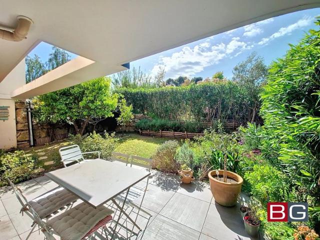 Charmant 2 pièces avec jardin, piscine et garageà Antibes