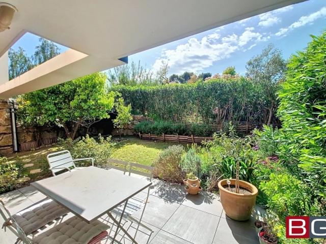 Charmant 2 pièces avec jardin, piscine et garageà Antibes