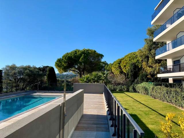 Charmant 2 pièces de 45 m² avec terrasse, piscine et parking. 45m² Antibes