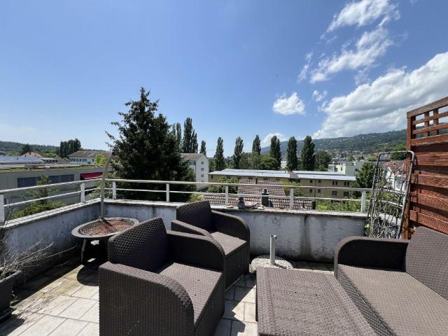 Charmant 2 pièces en attique avec terrasse