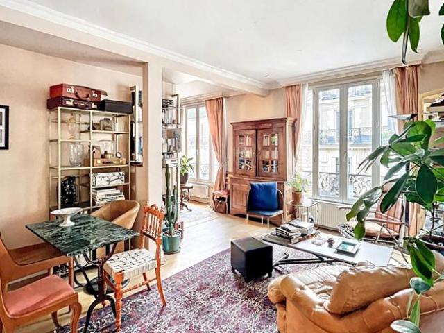 Charmant 2 pièces lumineux avec mezzanine, au coeur du quartier Mouffetard, dans un immeuble Belle Époque de caractère