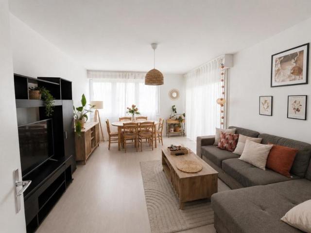 Charmant 2 pièces lumineux et traversant, de 52m2 loi Carrez, offrant un cadre de vie chaleureux et confortable