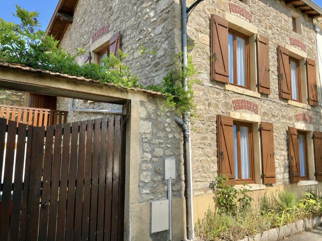 CHARMANT T3 MEUBLE AVEC BELLE TERRASSE, DANS UNE MAISON EN PIERRES, A 10 MIN DU CENTRE DE BRIGNAIS