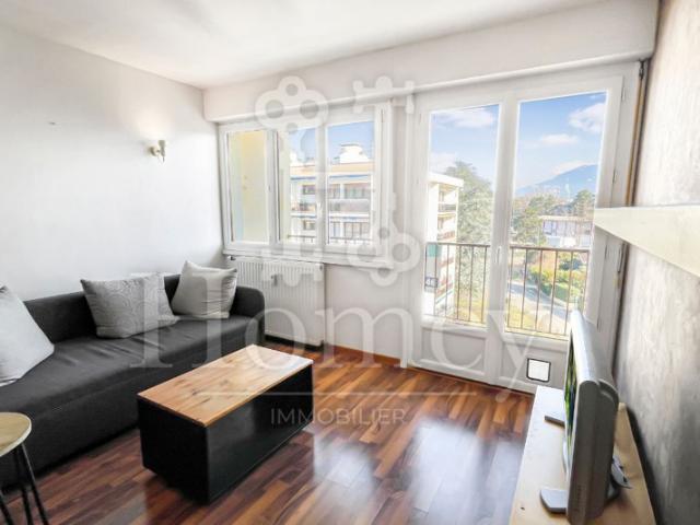 Charmant T1 bis avec chambre, balcon, cave et parking à Ambi