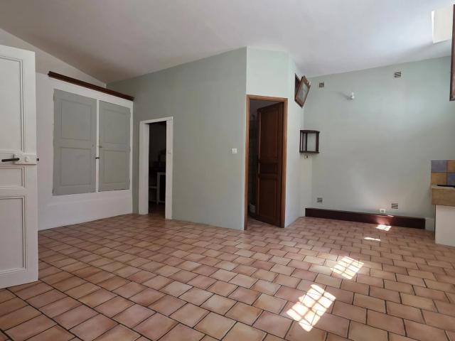 Charmant T2 en rez de chaussée d'un bel immeuble ancien, plein centre au calme