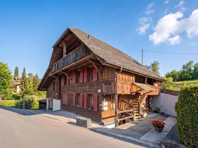 CHARMANT UND PREISWERT 8 ZIMMERHAUS MIT EINLIEGERWOHNUNG