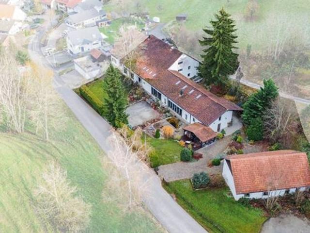CHARMANT UND VIELFÄLTIG GENERATIONENHAUS MIT PFERDESTALL