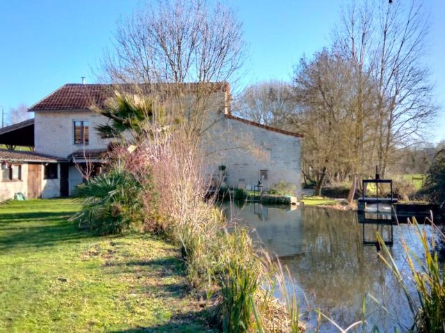 Charmant Ancien Moulin, Havre de Paix au Fil de l’Eau, Proch. 161m² Londigny