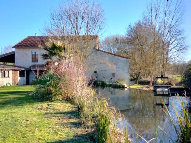 Charmant Ancien Moulin, Havre de Paix au Fil de l’Eau, Proch. 161m² Londigny