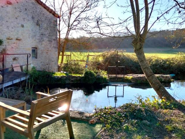 Charmant Ancien Moulin, Havre de Paix au Fil de l’Eau, Proch. 161m² Londigny