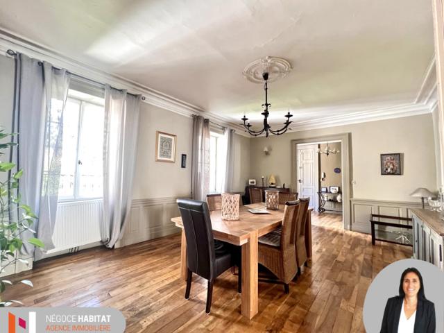 Charmant appartement 7 pièces de 224 m2 à Nîmes proche des a