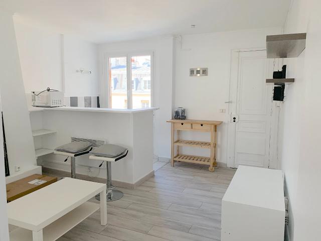 Charmant appartement 2 pièces à louer au 5ème étage à Paris
