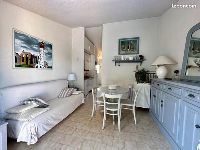 Charmant appartement avec terrasse au sein d'une copropriété avec courts de tennis et piscine
