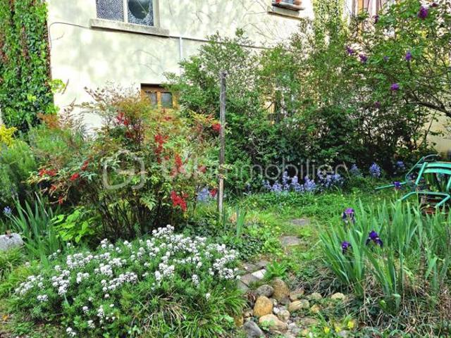 Charmant appartement avec terrasse, jardin et stationnement au cœur d'une copropriété paisible