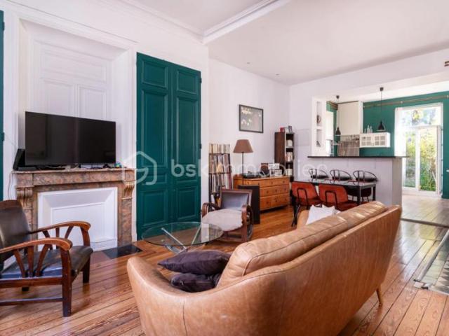 Charmant appartement avec terrasse, jardin et stationnement au cœur d'une copropriété paisible
