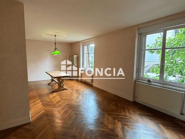 Charmant appartement de caractère de 99 m² en rez de chaussée d'une maison de maître