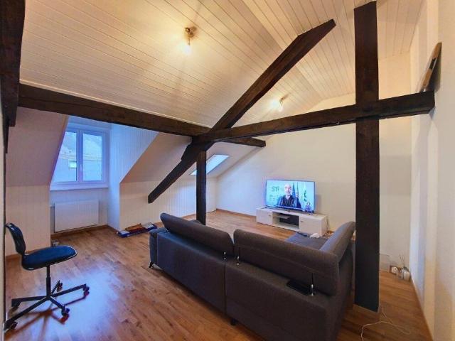 Charmant appartement entièrement rénové de 3 pièces dans les combles