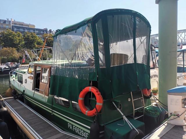 Charmant bateau au bassin de l'Arsenal