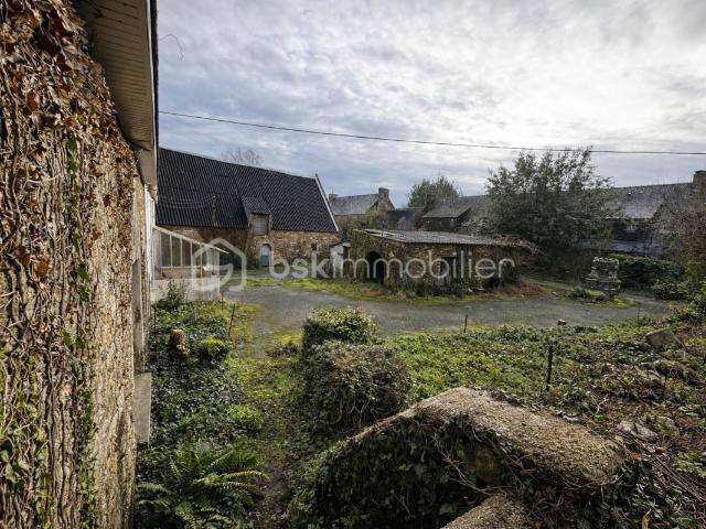 Charmant corps de ferme avec terrain spacieux à Nostang