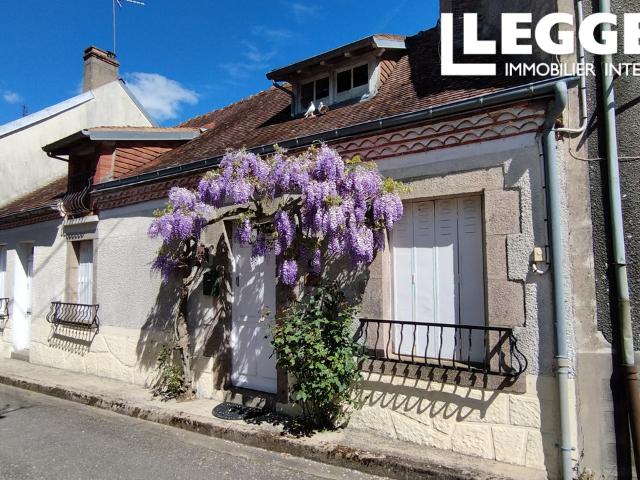 Charmant cottage de deux chambres avec cour et jardin indépendant, doté d'un garage, situé dans un village