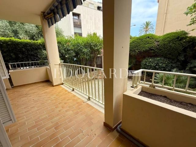 Charmant deux pièces à vendre avec terrasse et cave, dans un petit immeuble à quelques pas des plages