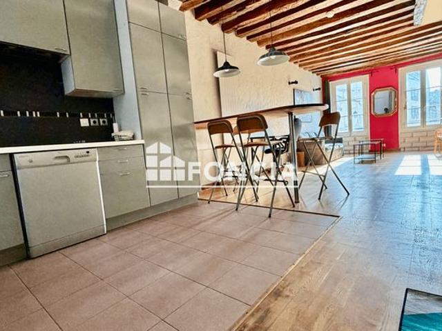 Charmant duplex lumineux et calme, situé aux 1er et 2e étages, bénéficie d’un emplacement privilégié place Mareil