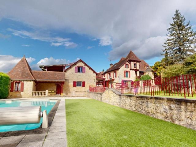 Charmant ensemble en pierre avec une maison principale, 5 gî. 407m² Sarlat la Canéda
