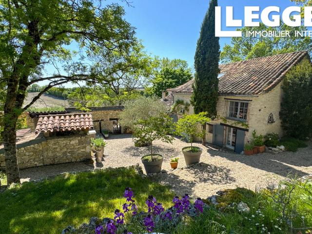 Charmant ensemble en pierre de 2 maisons, piscine et petites dépendances sur 1 ha de terrain avec vue