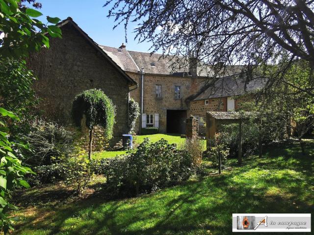 Charmant ensemble immobilier dans un agréable bourg. À venir. 200m² Pionsat