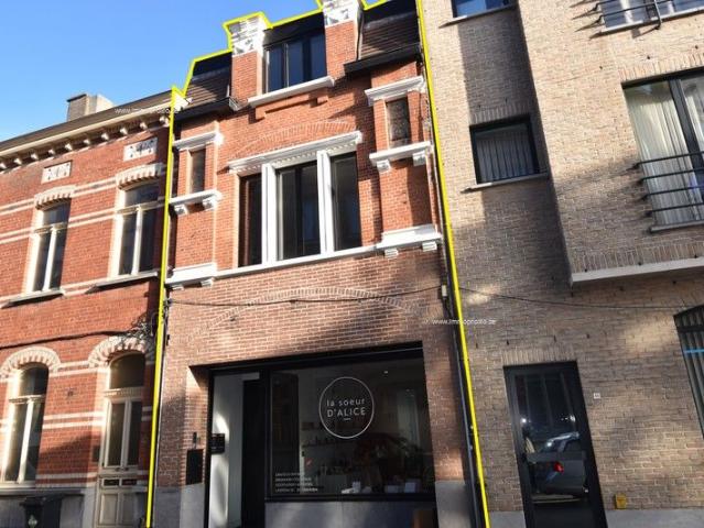 Charmant handelspand met duplexappartement in het centrum van Zottegem!