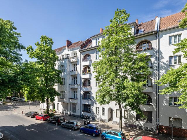 Charmant: Lichtdurchflutetes Dachgeschoss Nest mit Terrasse im Schillerkiez