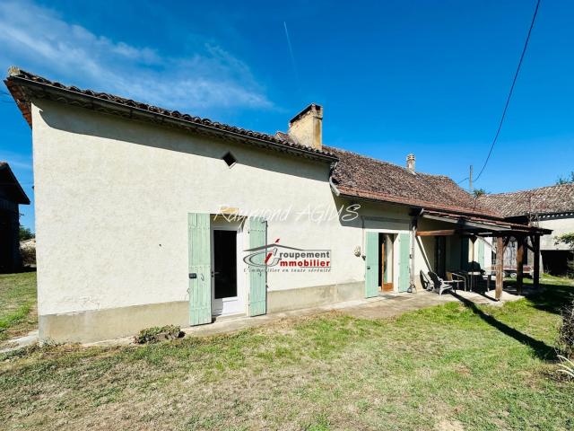Charmant maison traditionnel en pierre de plain pied avec 2 chambres, 3 grandes granges et 1,7 ha de terrain e