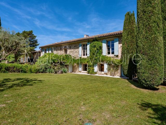 Charmant mas dans le Luberon avec vue, gîte et piscine. 361m² Oppède