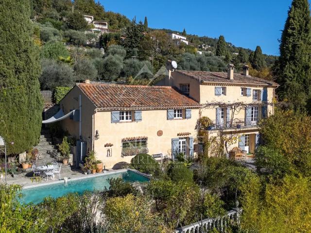 Charmant mas du 18e avec piscine et vue mer 247m² Spéracèdes