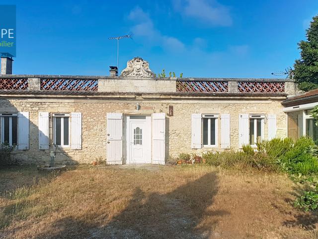 CHARMANT PETIT CHATEAU A RENOVER