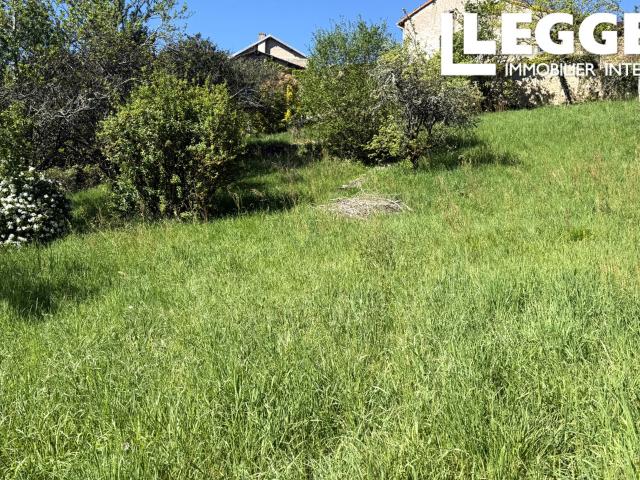 Charmant projet à rénover avec 2 chambres, jardin, superbe vue et terrain au bord de la rivière