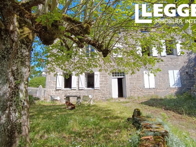 Charmant presbytère, 3 chambres, chapelle, dépendance, puits, jardin 837 m², situé dans un village calme