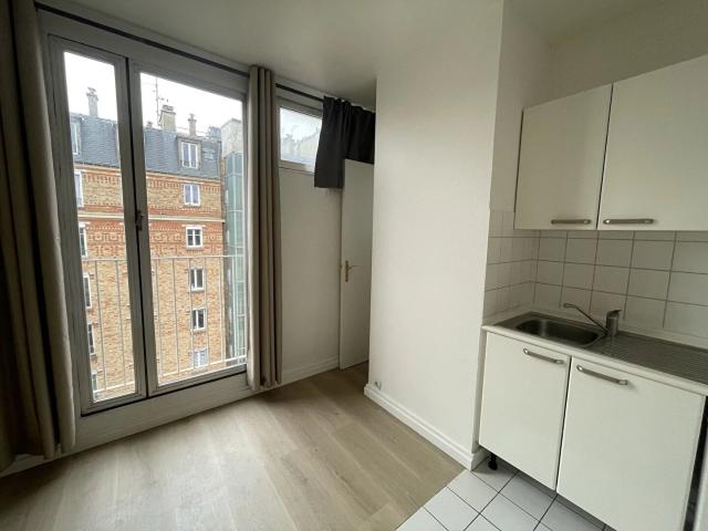 Charmant studio à louer au 5ème étage avec vue dégagée à Neuilly sur Seine