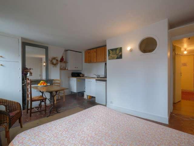 Charmant studio dans un immeuble typique du vieux Paris