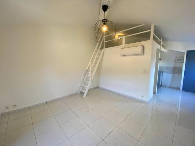 Charmant studio entièrement rénové de 29 m2 environ