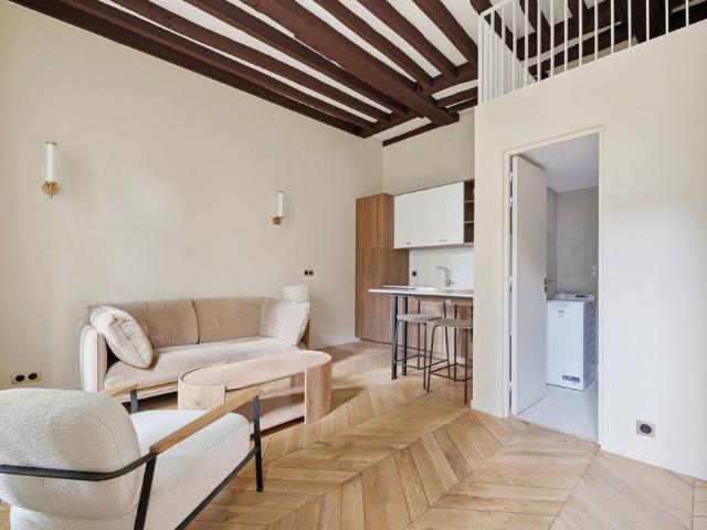 Charmant studio meublé entièrement rénové avec belle hauteur sous plafond Paris 6ème: rue d'Assas proche Jardin du Luxembourg