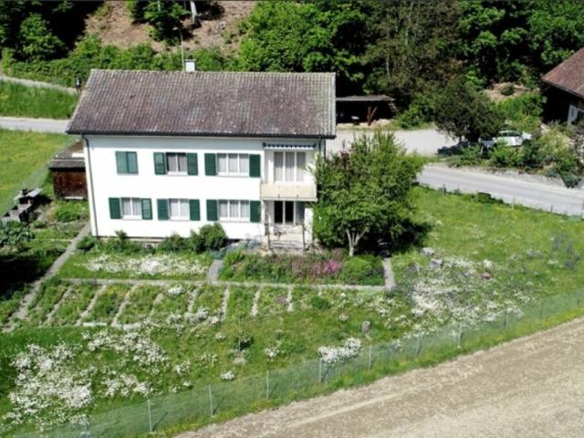 Charmante 3.5 Zimmer Wohnung stilvoll renoviert und mit Balkon in ruhiger Lage